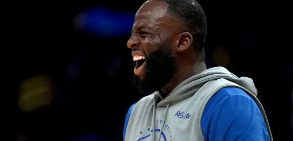 Joueur des Warriors souriant pendant l'échauffement