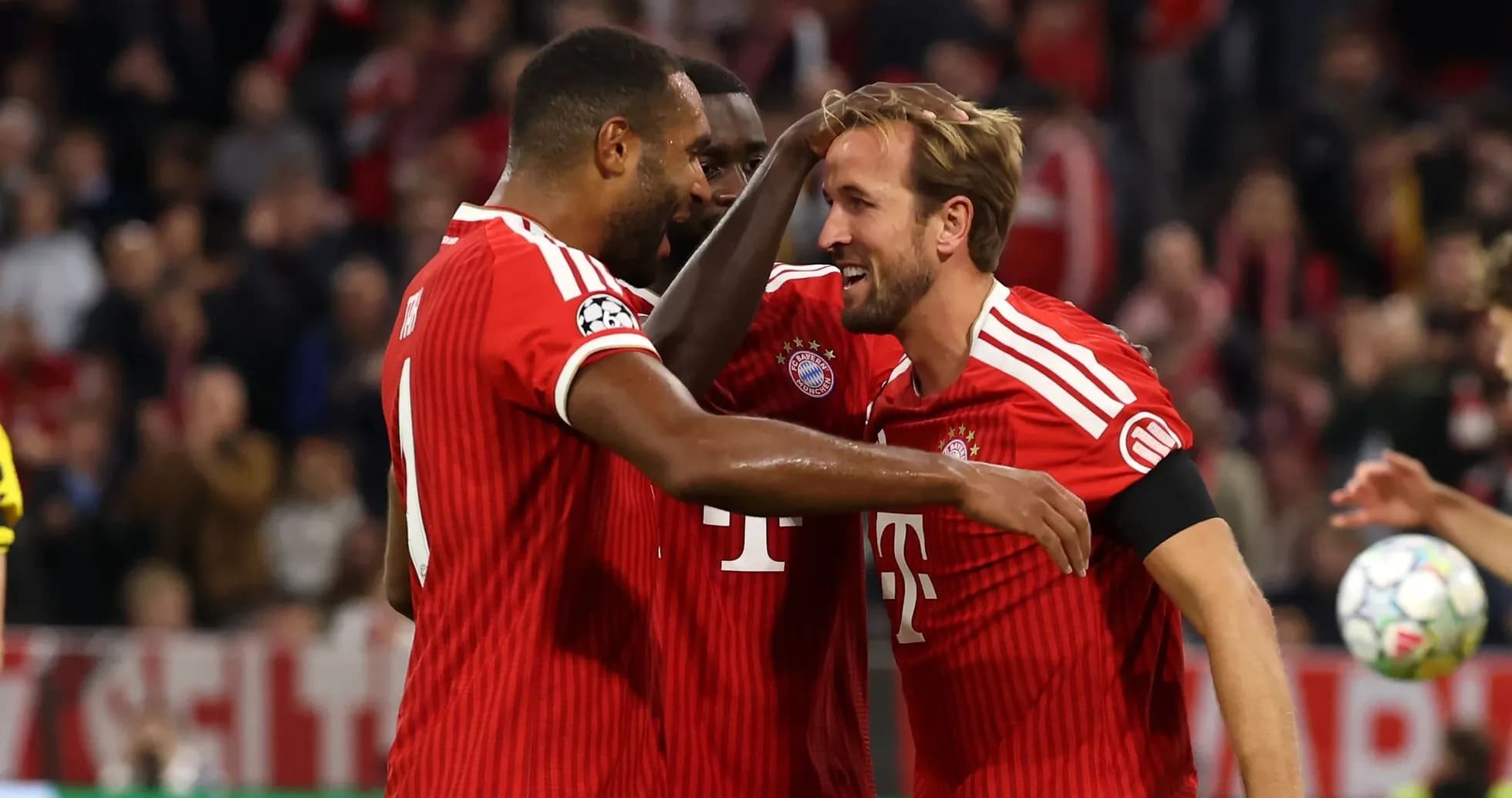Joueurs de Bayern célébrant un but ensemble