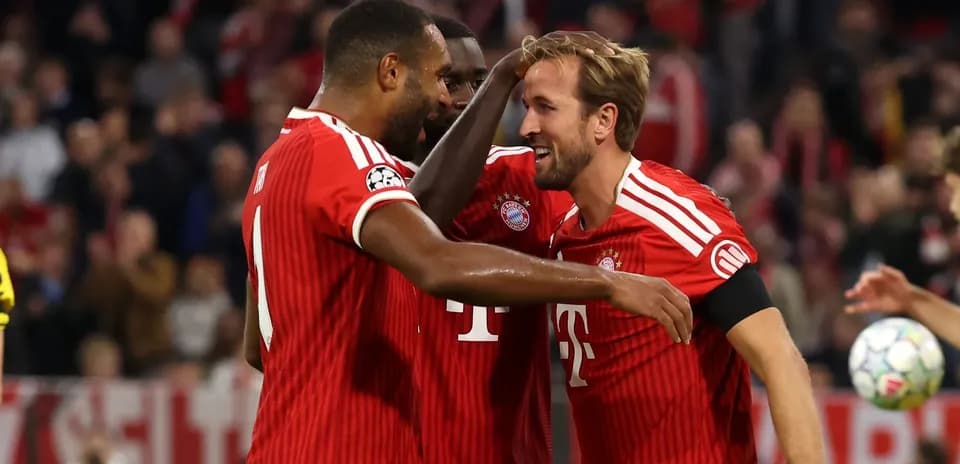 Joueurs de Bayern célébrant un but ensemble