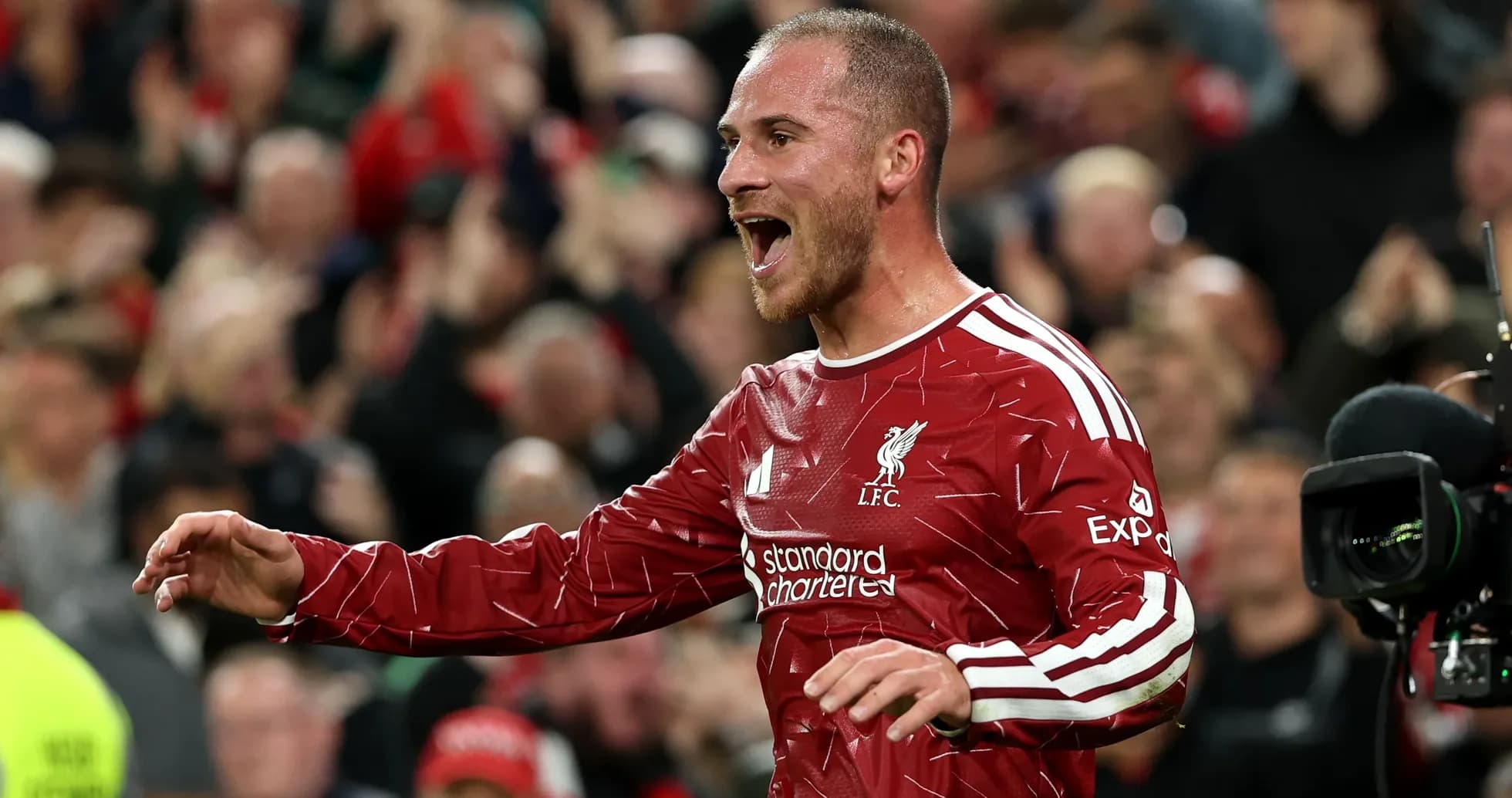 Joueur de Liverpool célébrant un but devant les fans