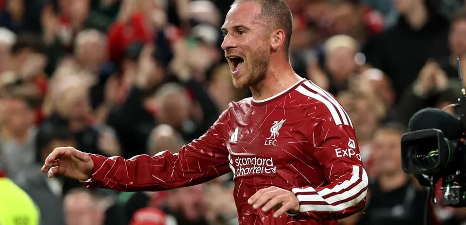 Joueur de Liverpool célébrant un but devant les fans