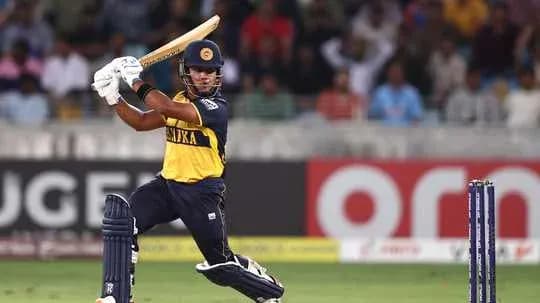Joueur de cricket frappant la balle sur le terrain