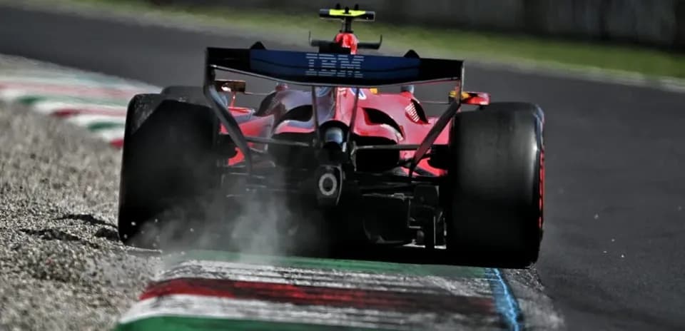 Voiture de course Ferrari sur circuit avec fumée