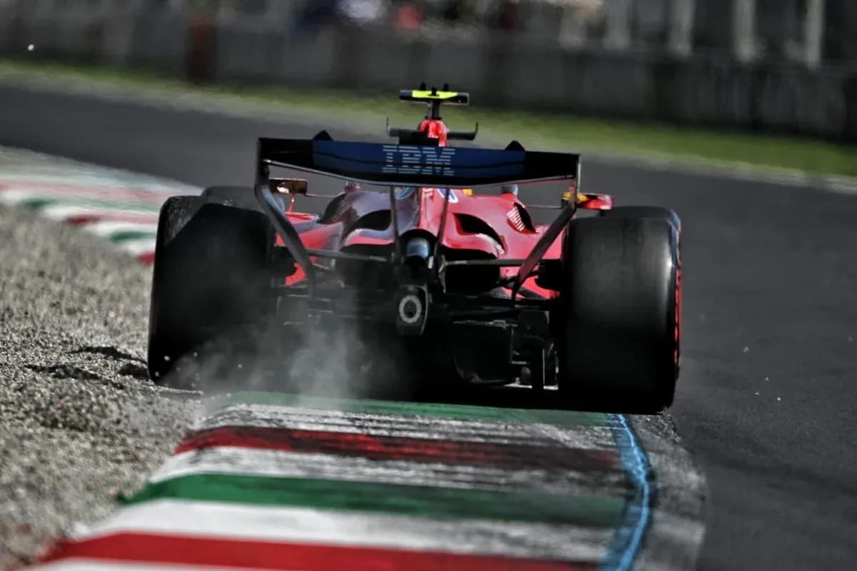 Voiture de course Ferrari sur circuit avec fumée