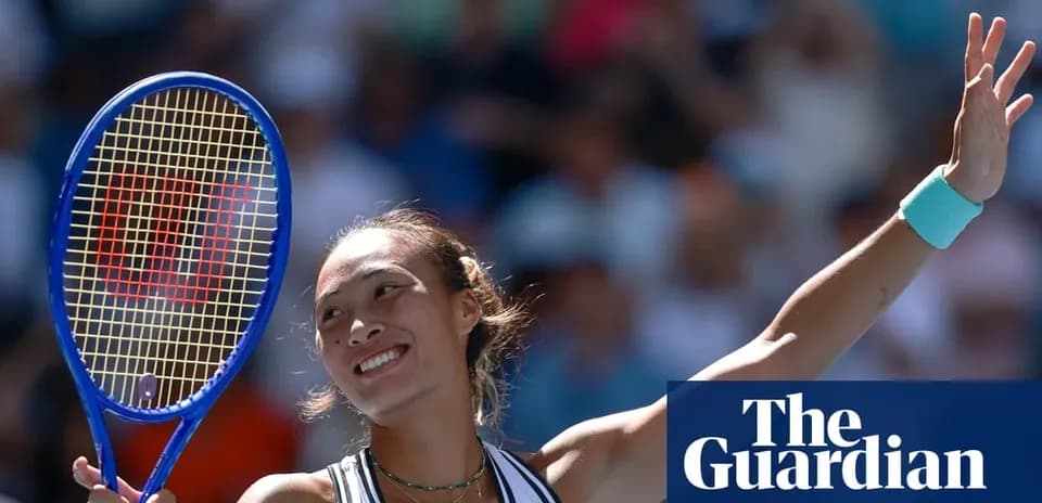 Joueuse de tennis levant sa raquette après une victoire