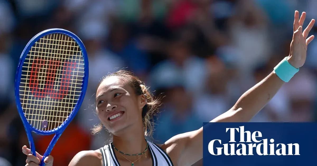Joueuse de tennis levant sa raquette après une victoire