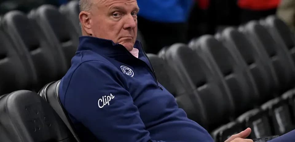 Homme assis sur un siège vide dans une arena