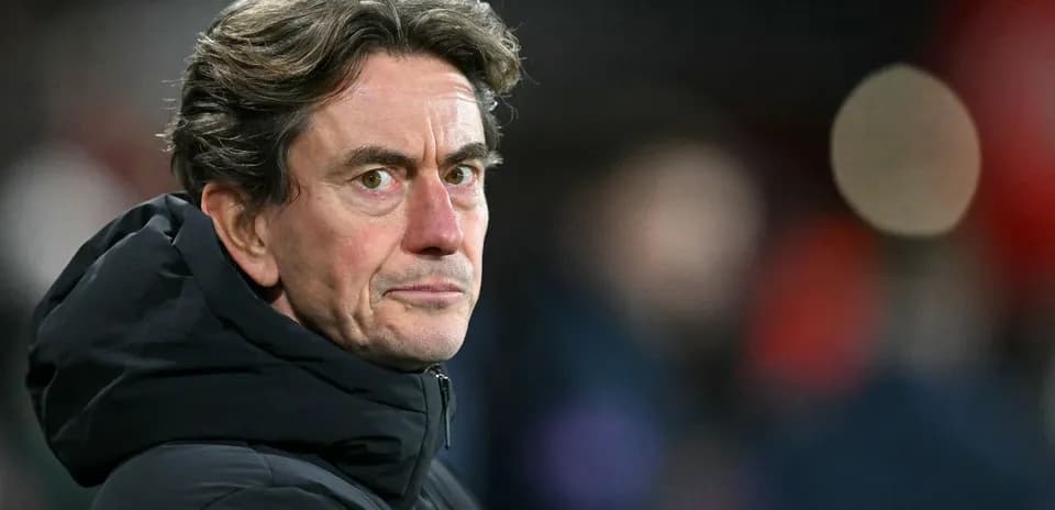Entraîneur observant le match depuis la touche
