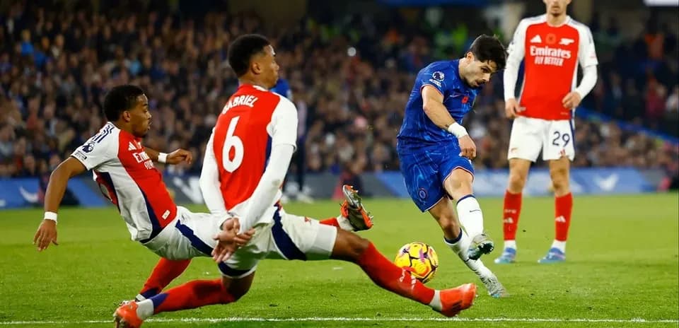 Un joueur de Chelsea tirant au but contre Arsenal