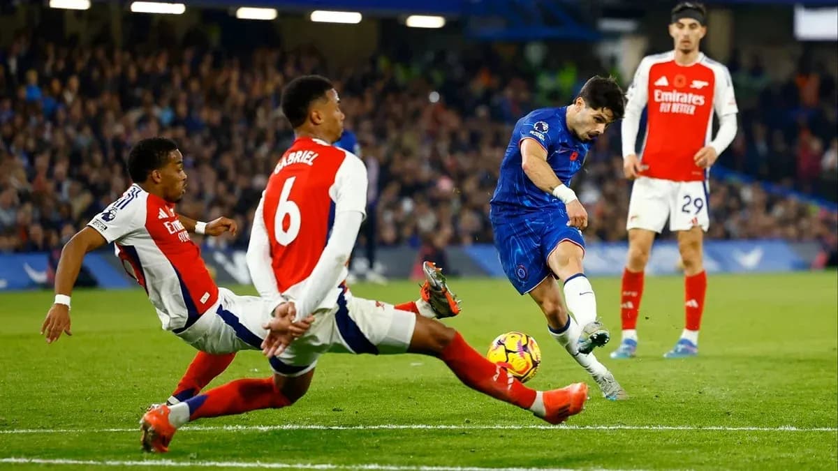 Un joueur de Chelsea tirant au but contre Arsenal