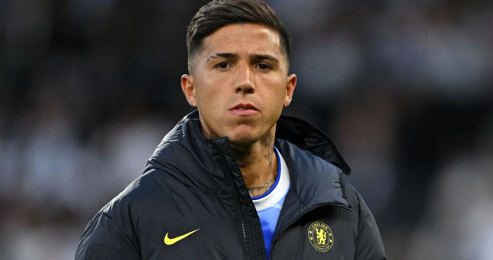 Joueur portant un manteau Chelsea sur le terrain