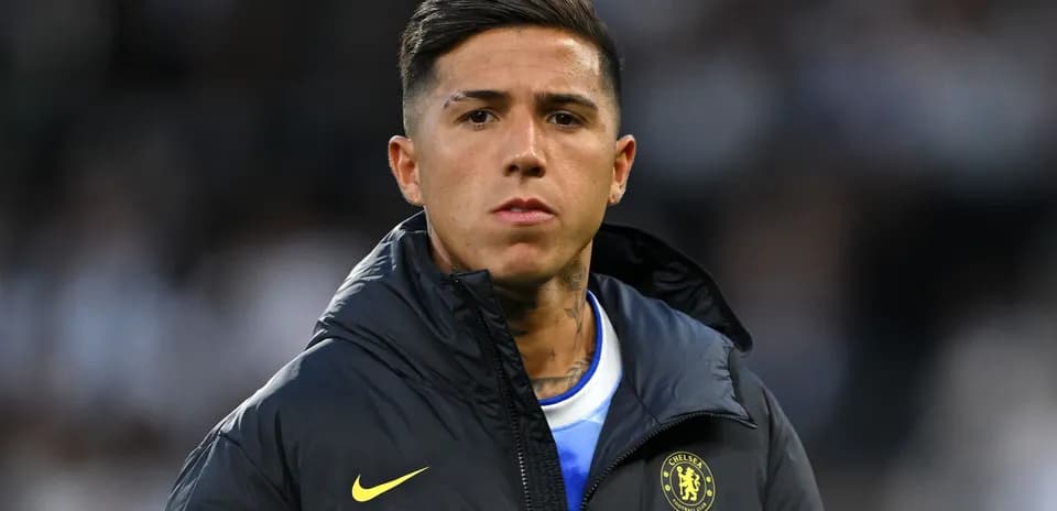 Joueur portant un manteau Chelsea sur le terrain