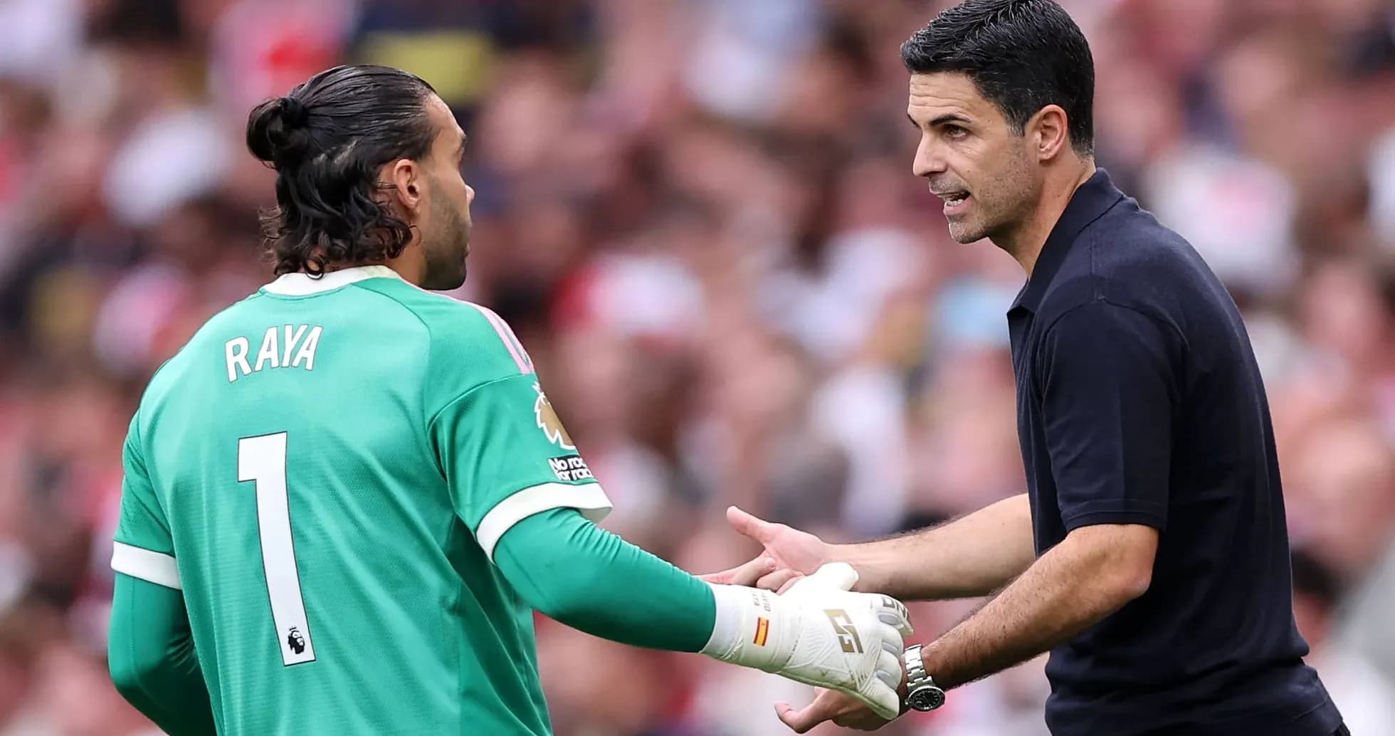 Entraîneur discutant avec le gardien pendant le match
