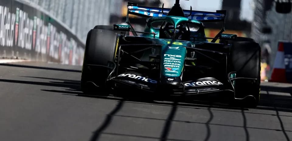 Voiture de Formule 1 sur circuit urbain