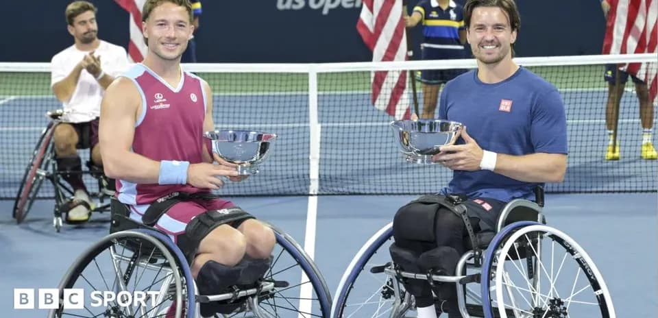 Joueurs de tennis en fauteuil roulant avec trophées