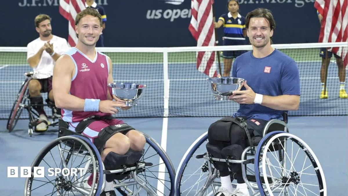 Joueurs de tennis en fauteuil roulant avec trophées