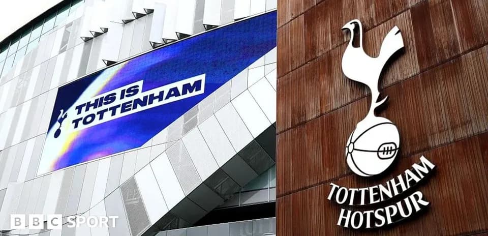 Façade du stade avec le logo de Tottenham Hotspur