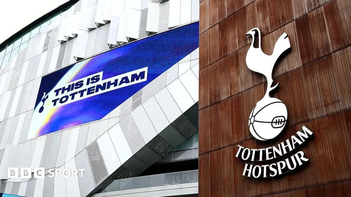 Façade du stade avec le logo de Tottenham Hotspur