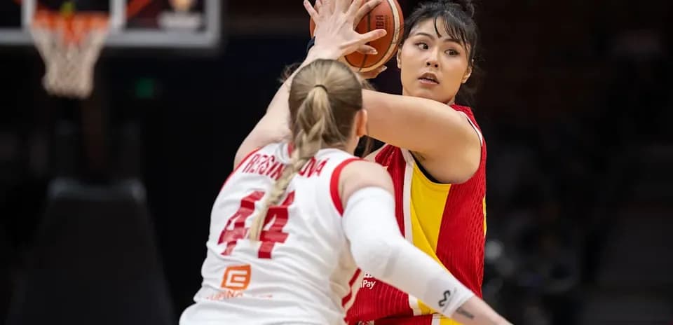 Joueuse passant le ballon sous la pression défensive