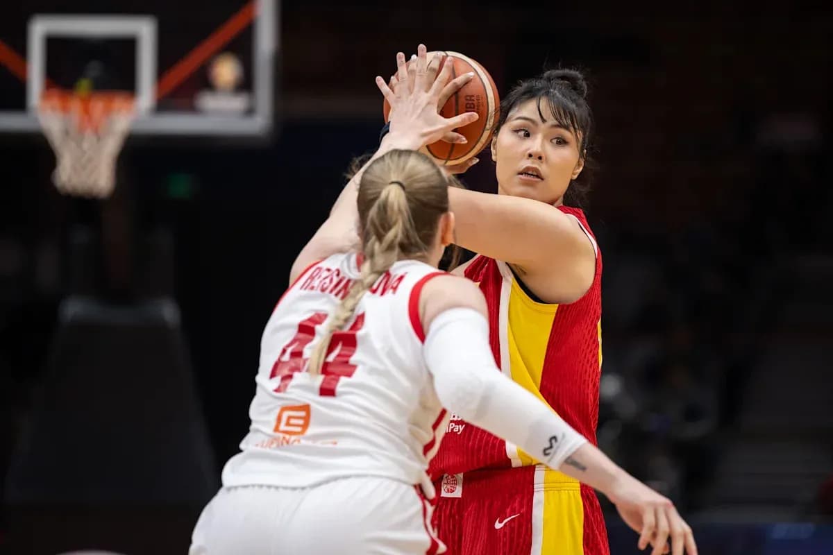 Joueuse passant le ballon sous la pression défensive
