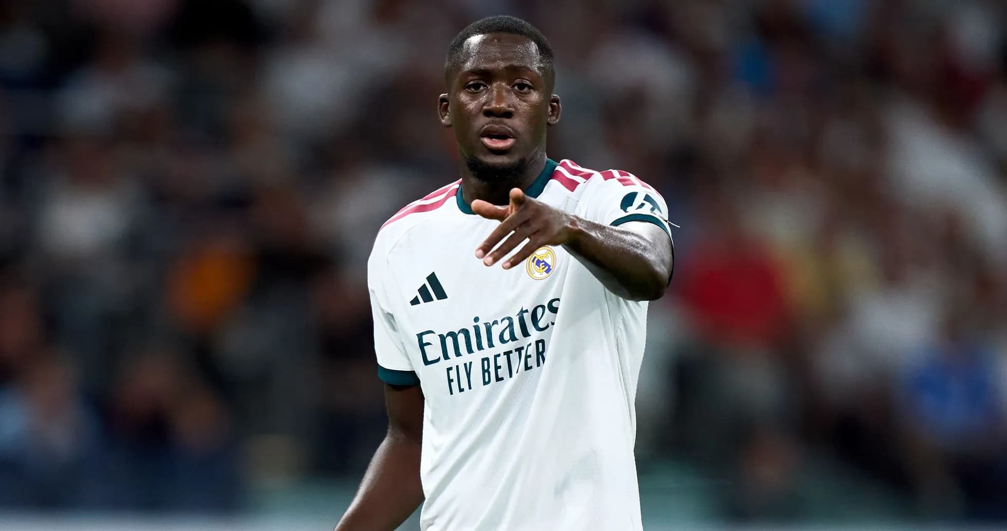 Joueur du Real Madrid pointant pendant un match