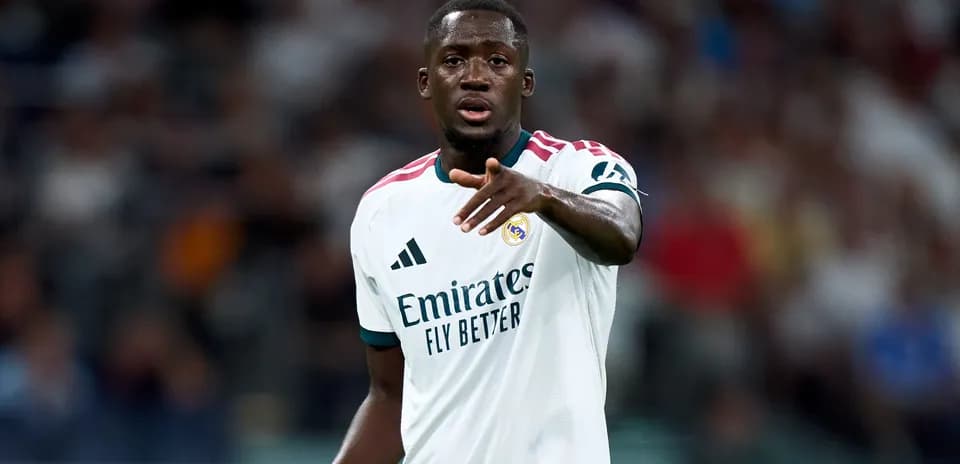 Joueur du Real Madrid pointant pendant un match