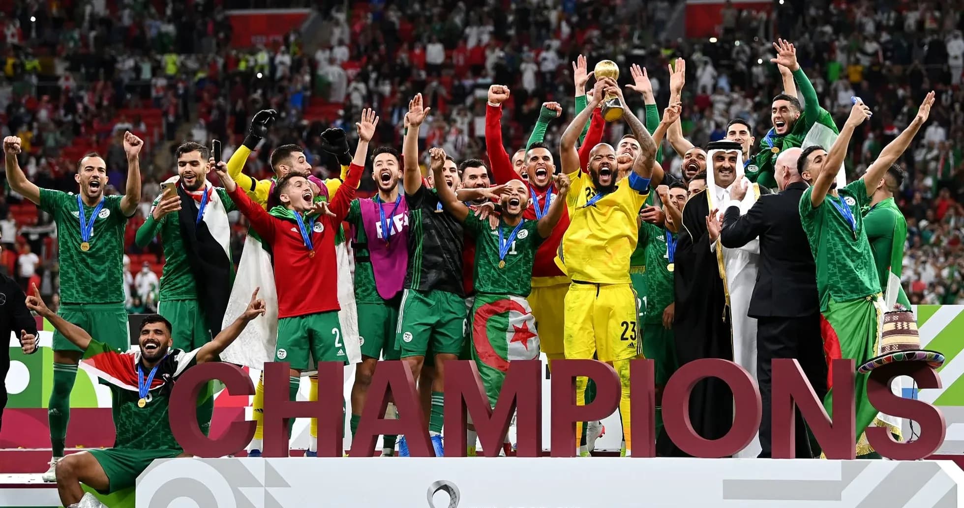 Équipe algérienne célébrant la victoire avec le trophée