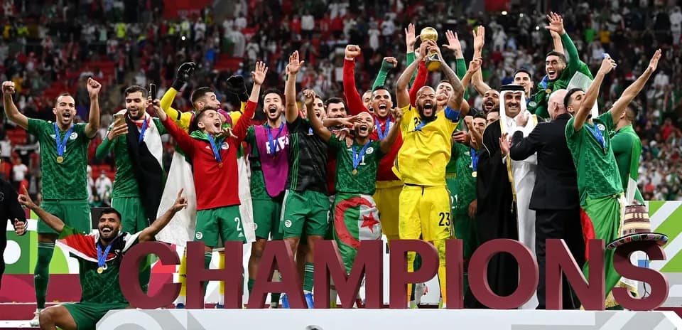 Équipe algérienne célébrant la victoire avec le trophée