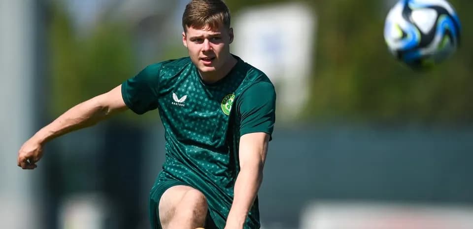 Joueur s'entraînant en tirant sur un ballon de football
