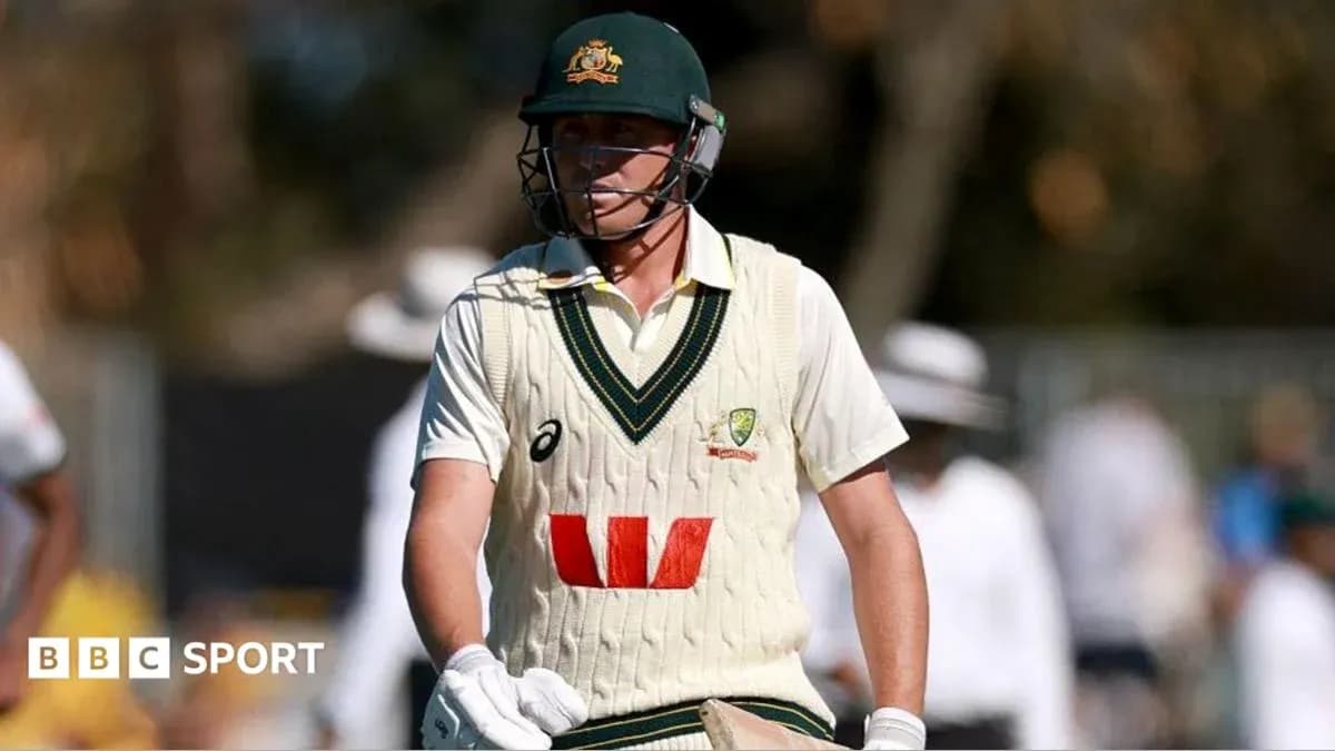 Joueur de cricket australien marchant sur le terrain
