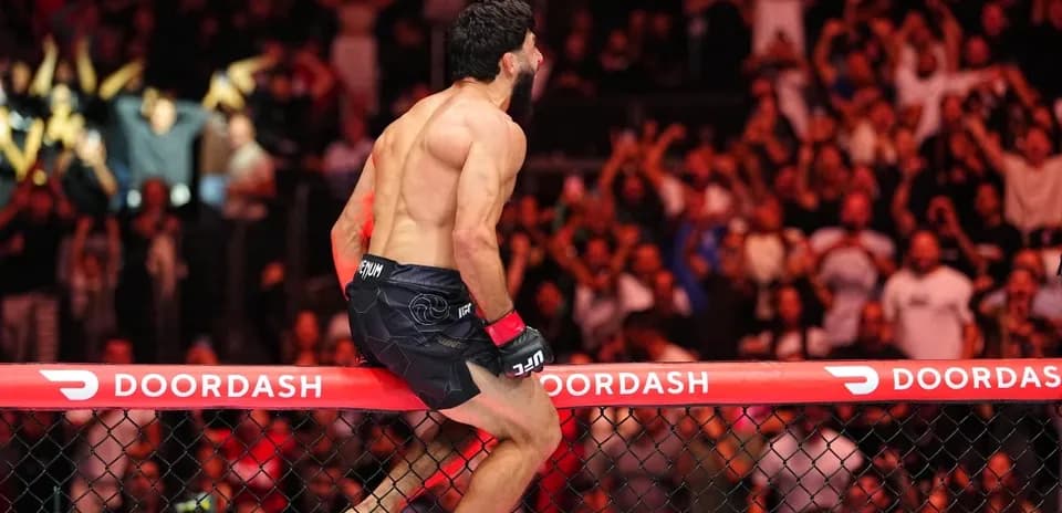 Luttereur célébrant sur la cage après le combat