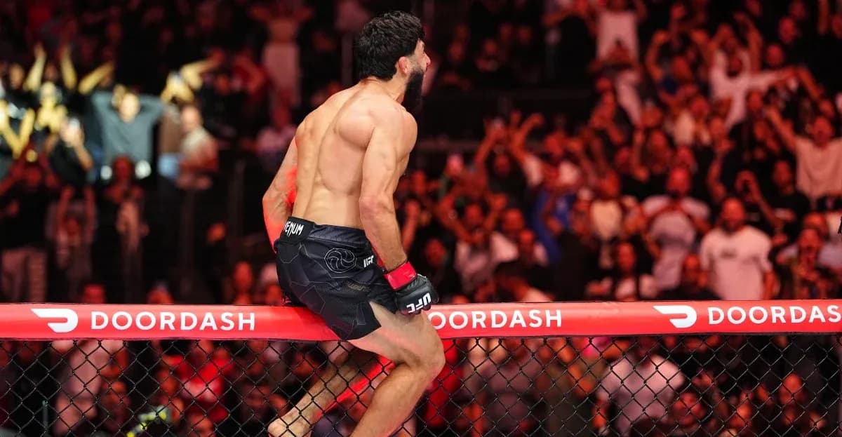 Luttereur célébrant sur la cage après le combat