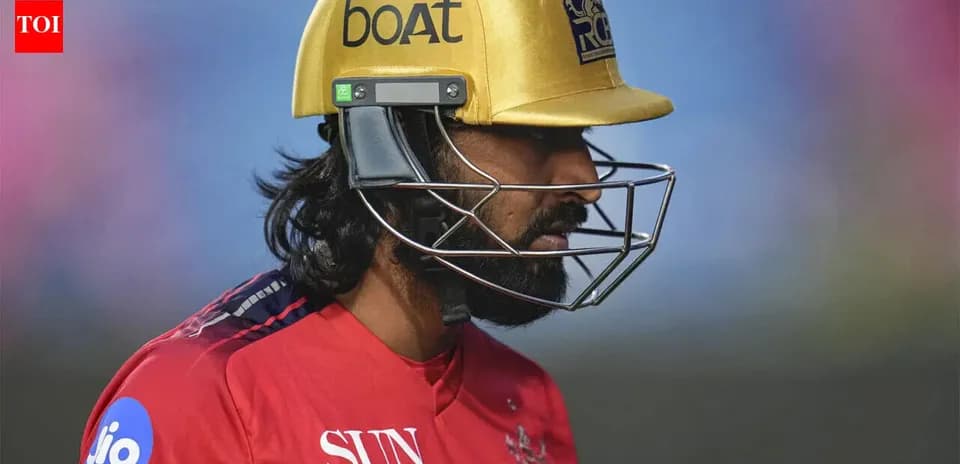 Joueur de cricket avec casque doré en action