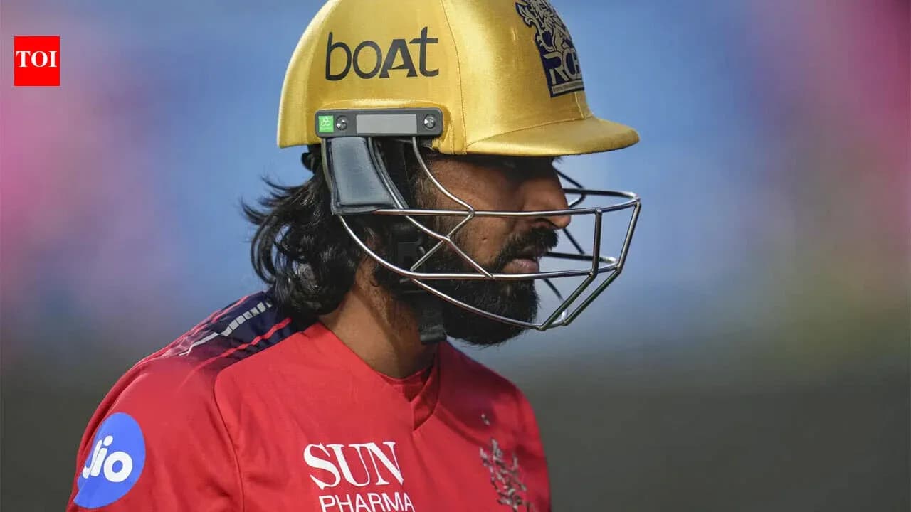 Joueur de cricket avec casque doré en action
