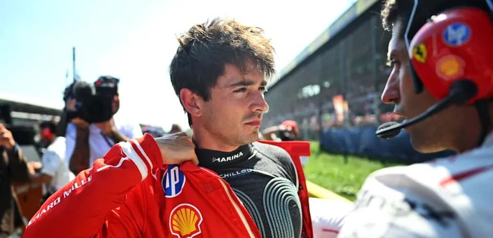 Pilote ajustant sa combinaison avant la course