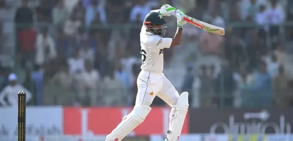 Joueur de cricket frappant la balle sur le terrain