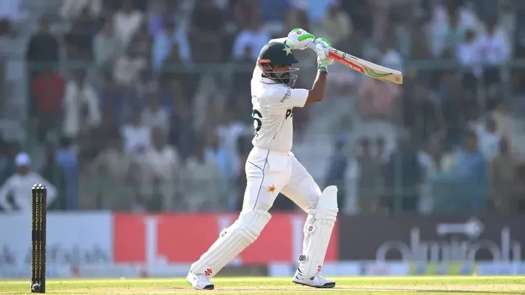 Joueur de cricket frappant la balle sur le terrain