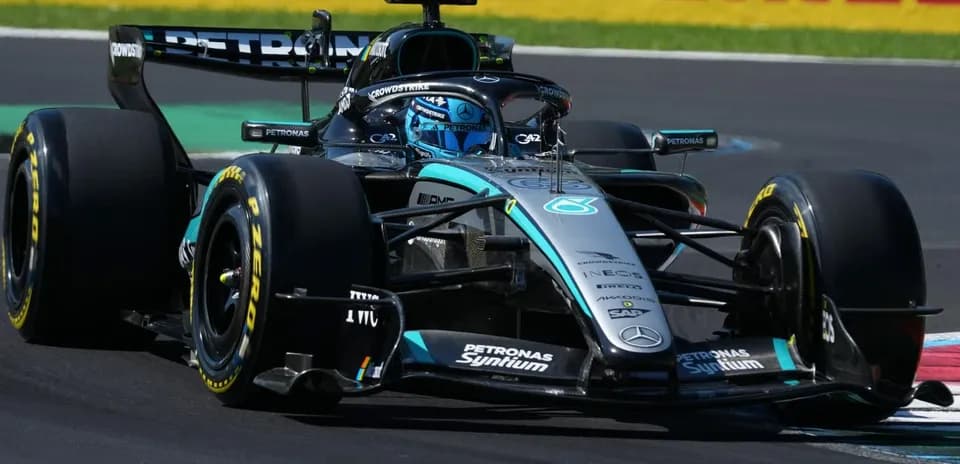 Voiture de Formule 1 sur circuit en action