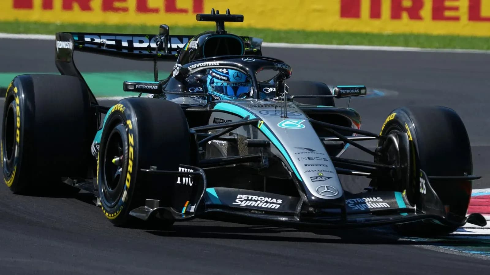 Voiture de Formule 1 sur circuit en action