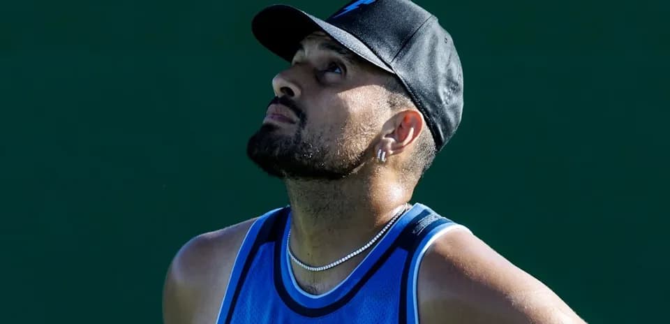 Joueur de tennis regardant vers le ciel
