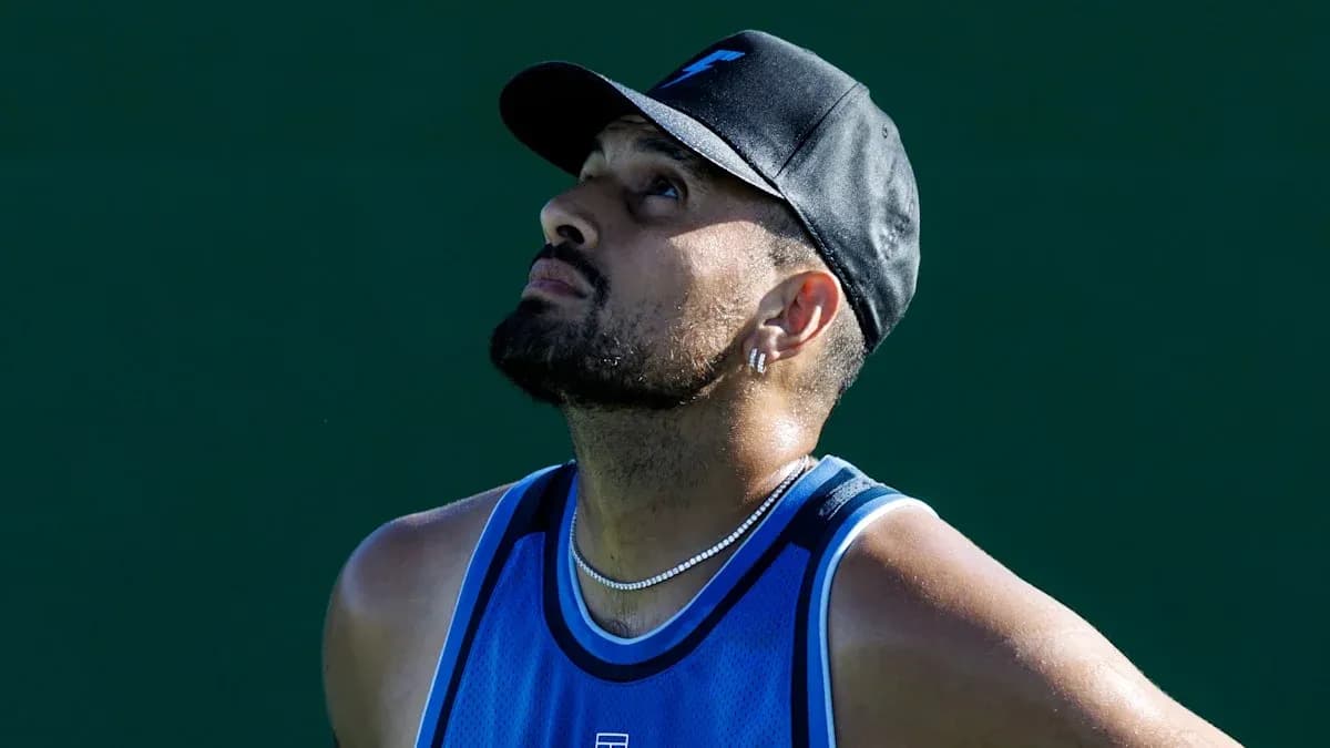 Joueur de tennis regardant vers le ciel