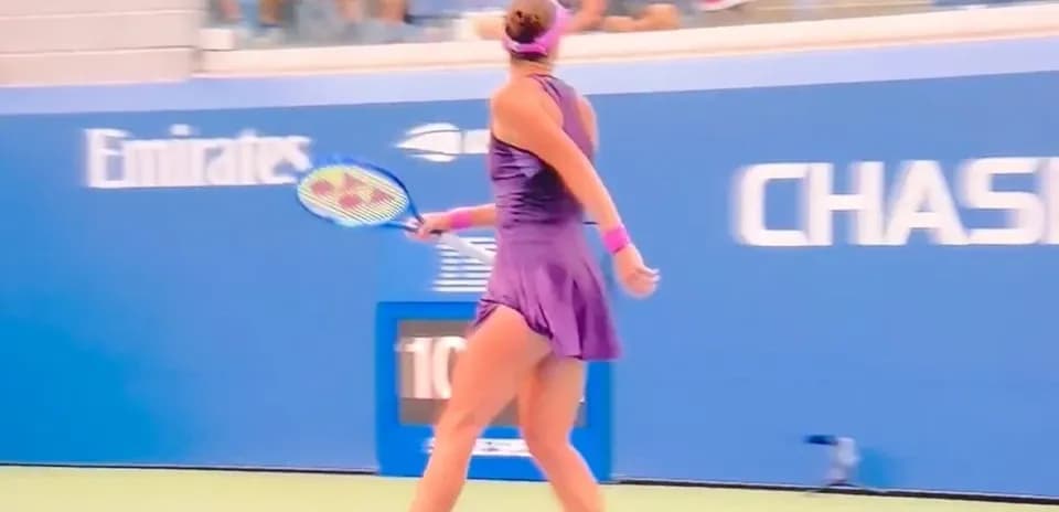 Joueuse de tennis se préparant à frapper la balle