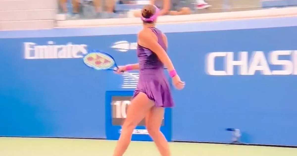 Joueuse de tennis se préparant à frapper la balle