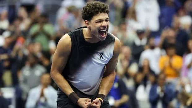 Joueur célébrant une victoire lors d'un match de tennis
