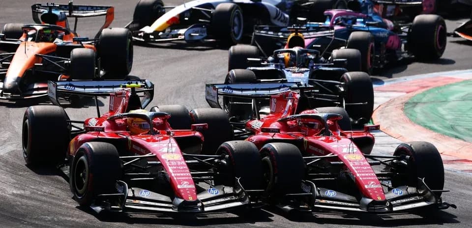 Deux voitures Ferrari en pleine course sur circuit
