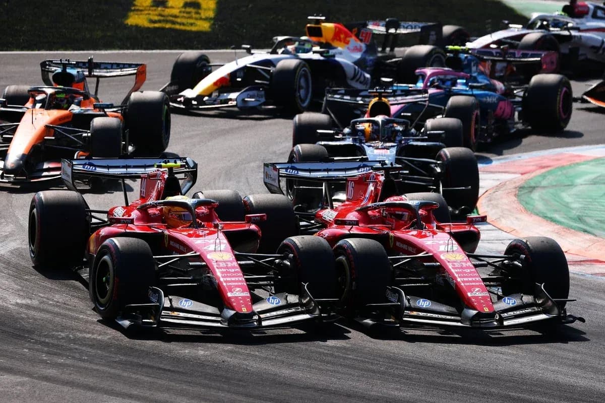 Deux voitures Ferrari en pleine course sur circuit
