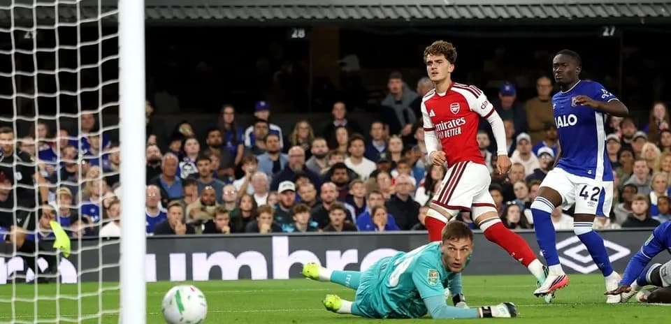 Joueur d'Arsenal célébrant après un tir au but