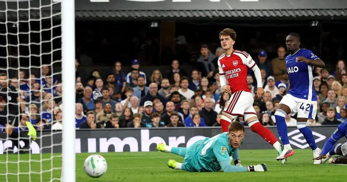 Joueur d'Arsenal célébrant après un tir au but