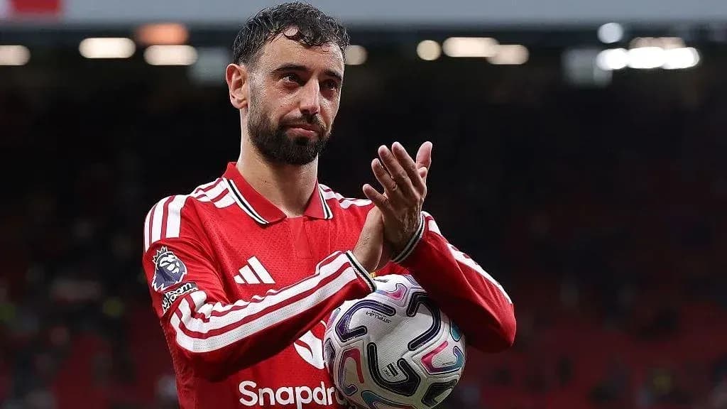 Bruno Fernandes applaudissant avec un ballon de football