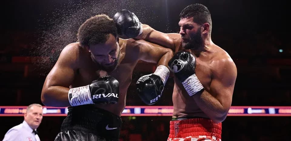 Boxeurs échangeant des coups dans le ring